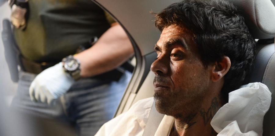 Steven Sánchez Mártir es transportado en esposas hacia la Comandancia de Caguas. (horizontal-x3)