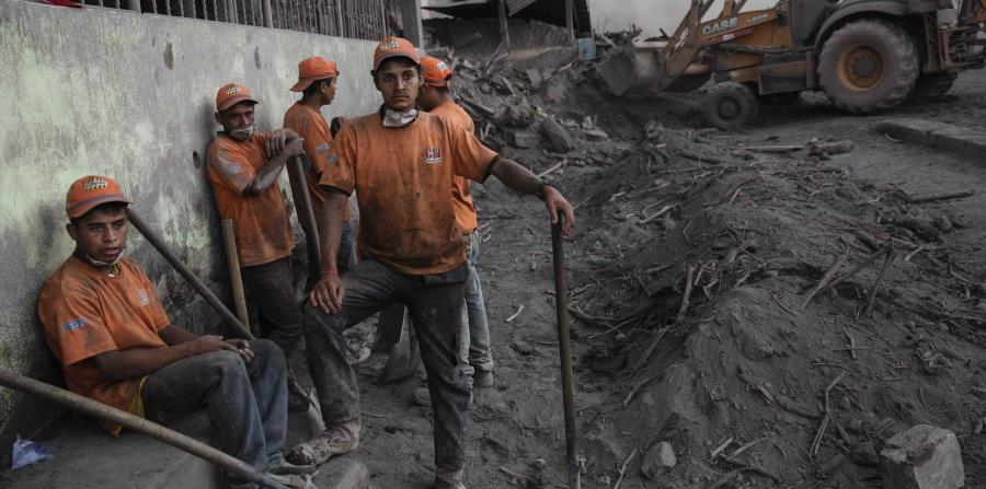 Rescatistas reunidos en la zona de desastre, cubierta en ceniza volcánica cerca de Volcán de Fuego, en El Rodeo, un poblado de Escuintla, Guatemala, (horizontal-x3)