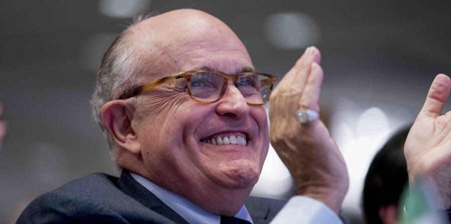 Rudy Giuliani, abogado del presidente de Estados Unidos, Donald Trump, aplaude durante una convención en el Grand Hyatt de Washington. (horizontal-x3)