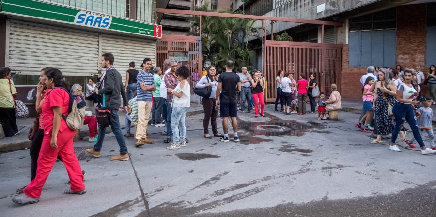 La gente salió a la calle tras el movimiento. (AP) (horizontal-x3)