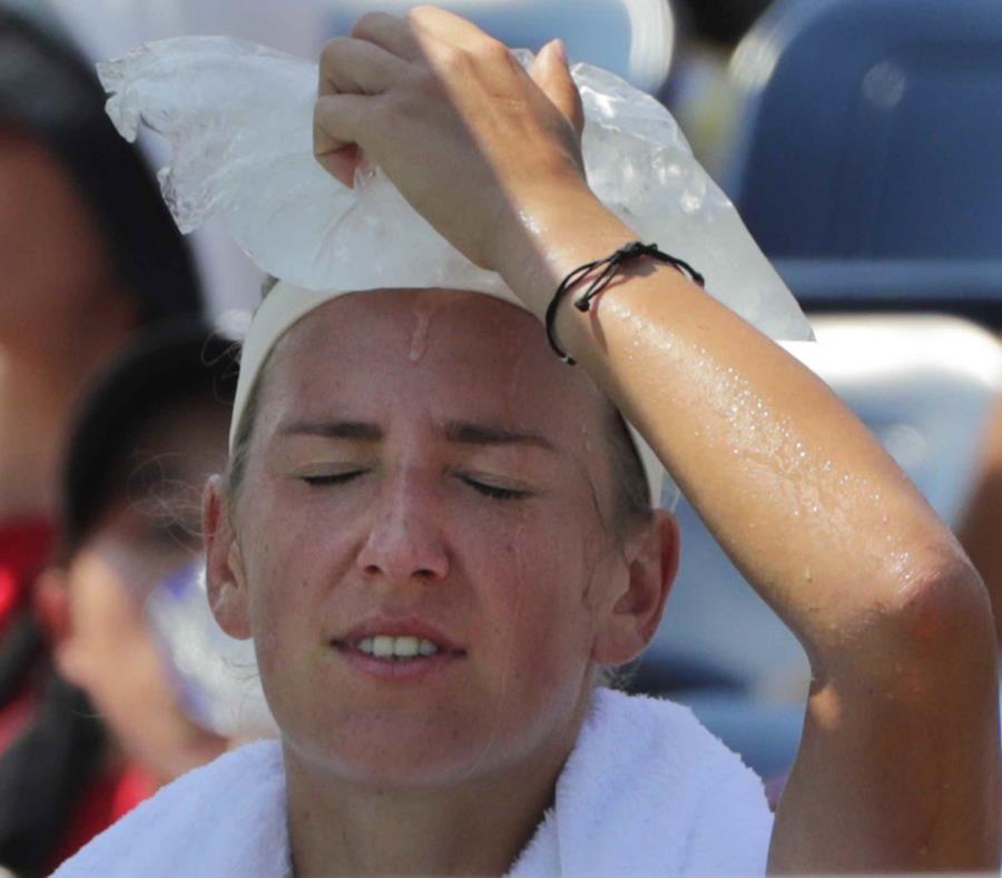 Victoria Azarenka recurrió a ponerse hielo durante un receso para bajar la temperatura de su cuerpo. (AP) (semisquare-x3)