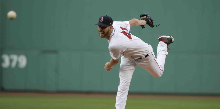 Chris Sale, de los Medias Rojas de Boston, hace un lanzamiento contra los Vigilantes de Texas en la primera entrada del partido del miércoles. (AP) (horizontal-x3)