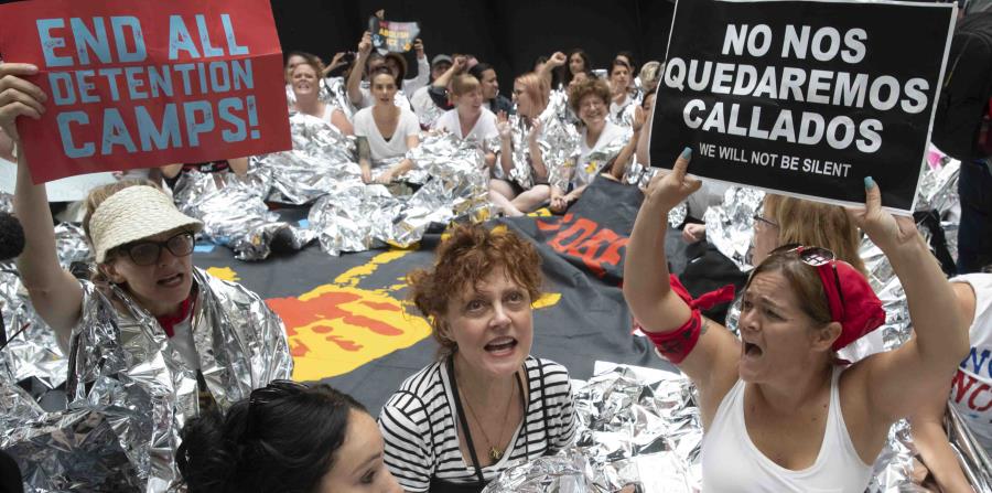 Cientos de activistas, incluida la actriz Susan Sarandon (centro), protestan contra la política migratoria del gobierno. (horizontal-x3)