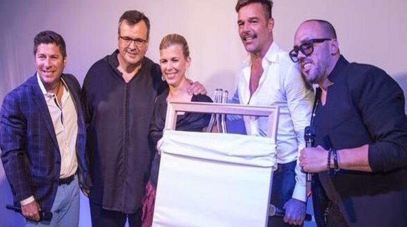 El animador Raymond Arrieta, el empresario y coleccionista de arte Alberto De la Cruz y su esposa, el astro boricua Ricky Martin y el galerista Walter Otero durante la subasta de la obra de Jwan Yosef. (horizontal-x3)