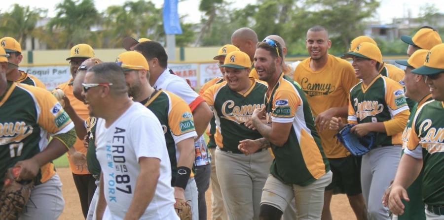 Los Arenosos celebran la victoria para permanecer invictos. (Suministrada) (horizontal-x3)
