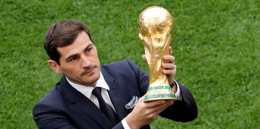 Casillas presenta el trofeo que alzará el ganador del Mundial que se celebra en Rusia. (EFE) (horizontal-x3)