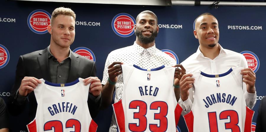 Blake Griffin, Willie Reed y Brice Johnson posa con sus nuevos uniformes durante la conferencia de prensa de los Pistons. (AP) (horizontal-x3)
