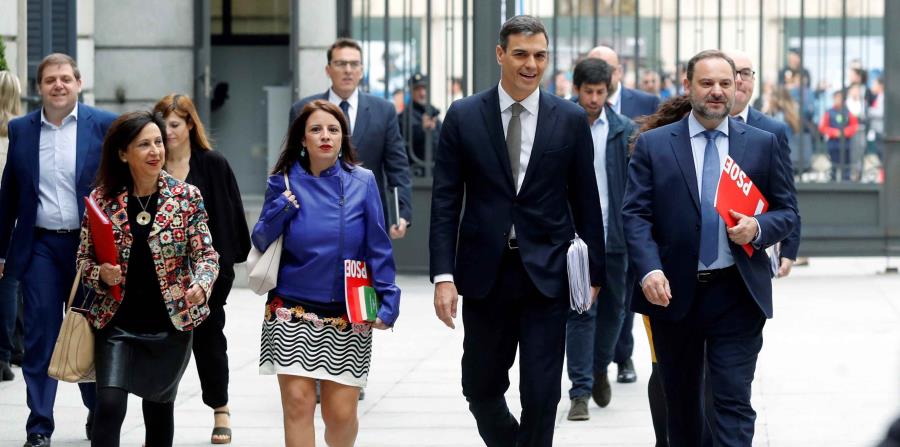 El Secretario General del PSOE Pedro Sánchez, acompañado de la portavoz del Grupo Socialista en el Congreso Margarita Robles (i) la vicesecretaria general del PSOE Adriana Lastra (2i) y el Secretario de Organización del PSOE José Luis Ábalos (d). (horizontal-x3)