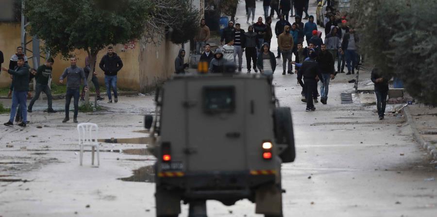 Soldados se enfrentan a manifestantes en la localidad cisjordana de Jenin (Palestina) (horizontal-x3)