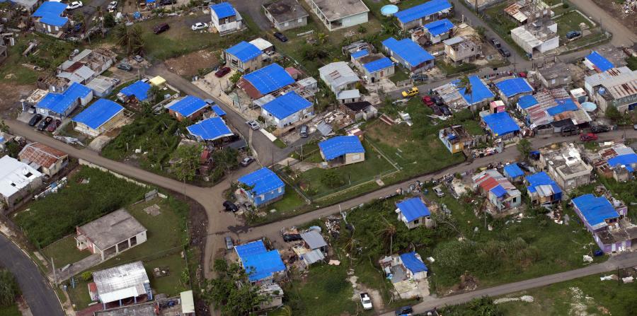 Más de una docena de residencias tienen toldos azules en el área de Dorado. (GFR Media) (horizontal-x3)