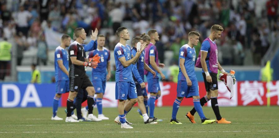 La selección, conocida simplemente por los islandeses como “Nuestros Chicos”, perdió el segundo compromiso, por 2-0 ante los nigerianos. (AP) (horizontal-x3)