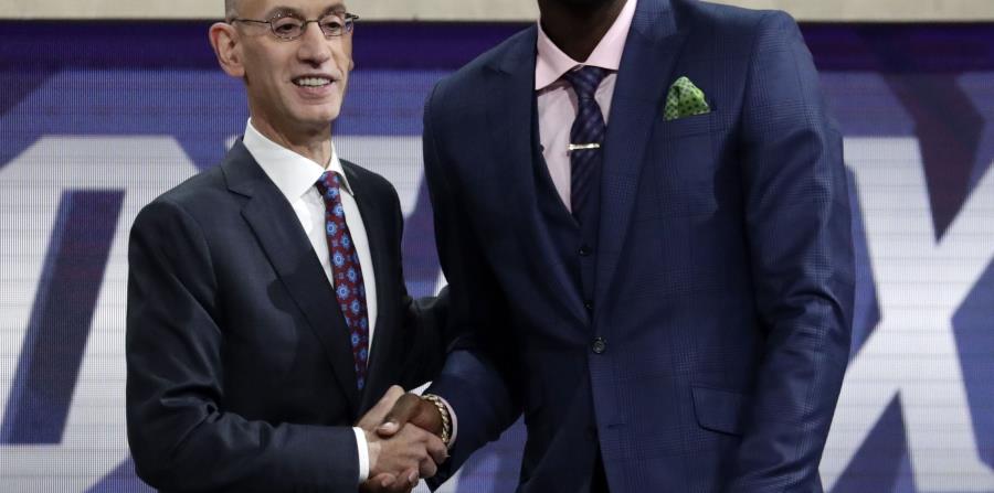 El comisionado de la NBA, Adam Silver le da la mano con Deandre Ayton, elegido número uno por los Suns en la primera ronda del draft de la NBA. (horizontal-x3)