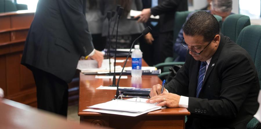 El gobierno rechazó que no exista una línea clara de mando en la Policía. En la foto, el secretario de Seguridad Pública, Héctor Pesquera (a la izquierda) y el comisionado de la Uniformada, Henry Escalera. (horizontal-x3)