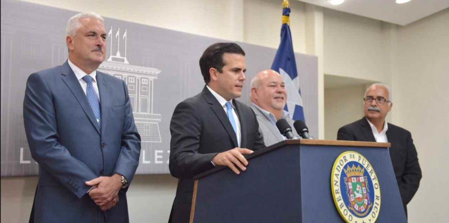 Junto al primer mandatario estuvieron el presidente del Senado Thomas Rivera Schatz, el líder cameral Carlos