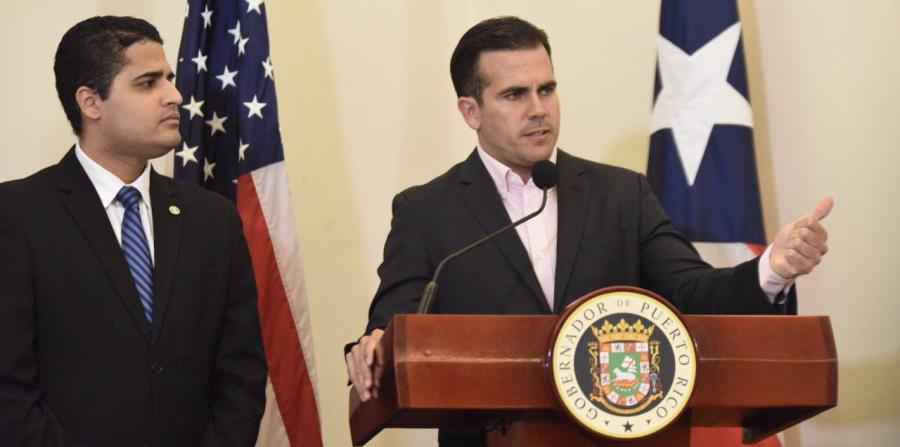 El gobernador Ricardo Rosselló y el secretario del Trabajo y Recursos Humanos Carlos Saavedra, anunciaron ayer un alza en la fuerza laboral. (horizontal-x3)