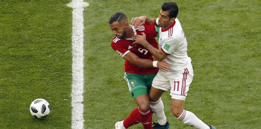 Mehdi Benatia, de la selección de Marruecos, forcejea con Vahid Amiri, de Irán (horizontal-x3)