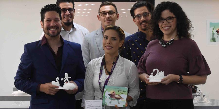 Profesores de Atlantic University College que trabajaron el proyecto del cuento. Al frente, desde la izquierda: Yamil Medina, Andrea Martínez y Marilyn Adorno. Atrás, en el mismo orden: Héctor Hoyo, Vicente Gascó y Aníbal Martínez. (horizontal-x3)