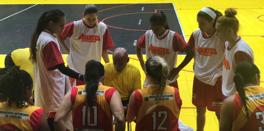 El dirigente de las Gigantes de Carolina, Carlos Calcaño, habla con sus jugadoras en un tiempo pedido. (Suministrada) (horizontal-x3)