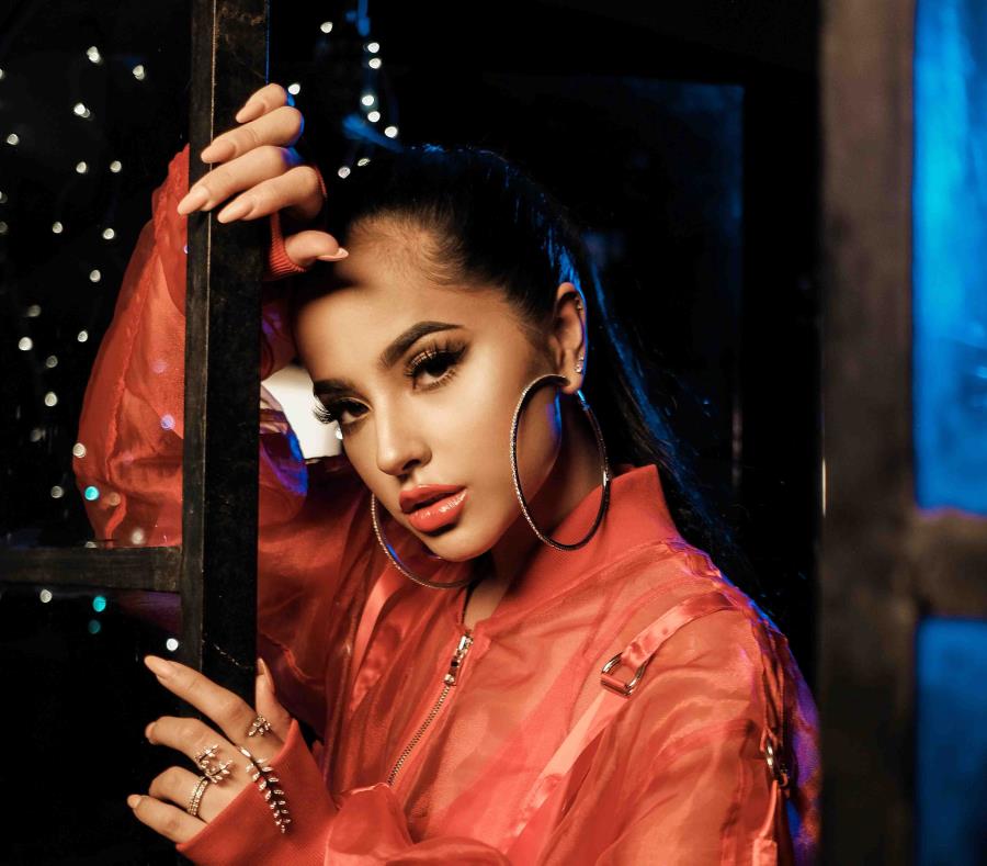 La cantante Becky G (semisquare-x3)