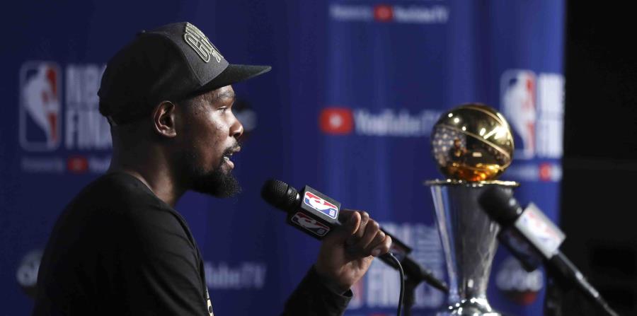 Kevin Durant ganó el premio de JMV de la final por segundo año consecutivo. (AP) (horizontal-x3)