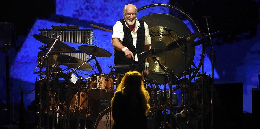 Mick Fleetwood (detrás) y Stevie Nicks, de la banda Fleetwood Mac, actúan durante la entrega del premio a la Persona del Año de MusiCares, concedido a su grupo, en el Radio City Music Hall de Nueva York, el 26 de enero de 2018. (AP/Evan Agostini/Invision) (horizontal-x3)