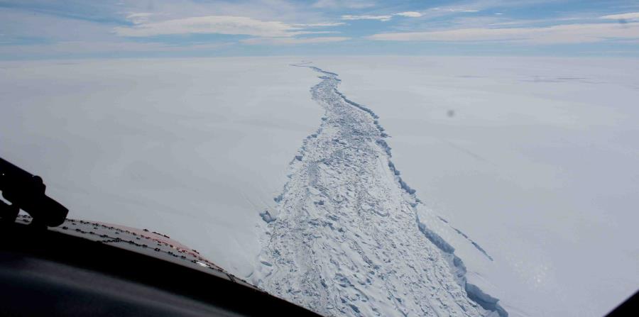 Iceberg colosal se separa de una plataforma en la Antártida (horizontal-x3)