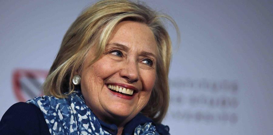 Clinton durante la ceremonia que en la que recibió la Medalla Radcliffe. (AP / Charles Krupa) (horizontal-x3)