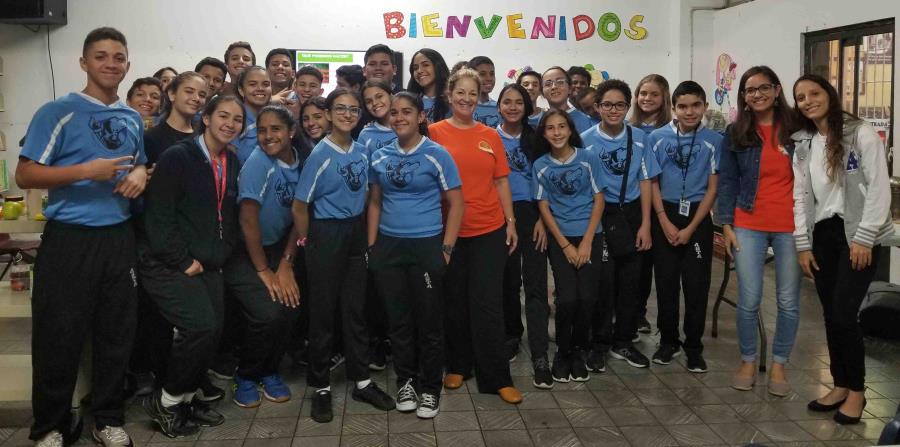 Los alumnos del colegio en Bayamón aprendieron sobre diferentes productos derivados de la miel, el comportamiento social de las abejas y la división de trabajo en las colmenas. (horizontal-x3)