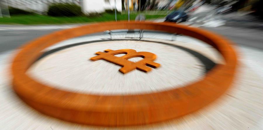 Fotografía con efecto zoom del monumento dedicado a la criptomoneda Bitcoin en Kranj, Eslovenia (horizontal-x3)