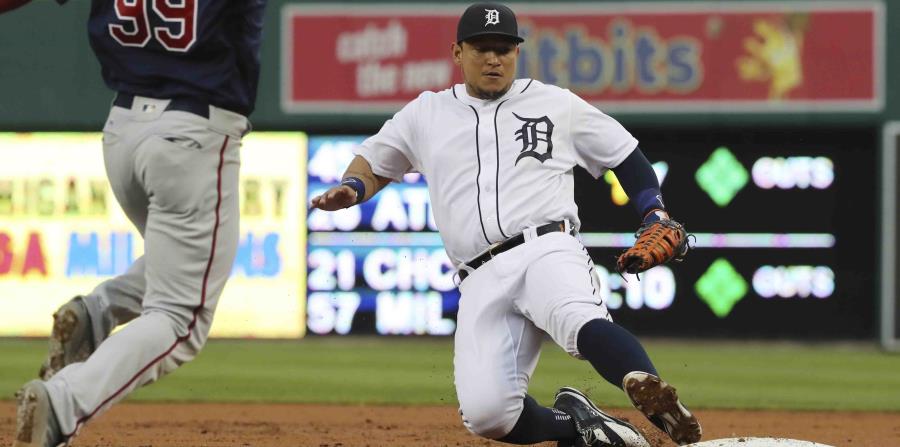 El venezolano Miguel Cabrera de los Tigres de Detroit se desliza en primera base. (horizontal-x3)