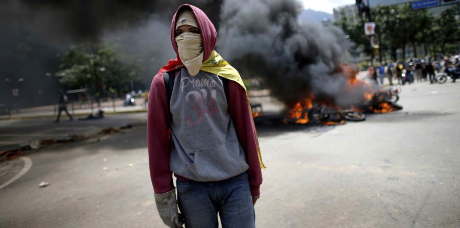 La crisis en Venezuela comenzó con la caída de los precios del petróleo a nivel internacional. Le siguió una desestabilización política. El Banco Mundial estima que este país experimentará una caída de 7.7% en el PIB real este año. (horizontal-x3)