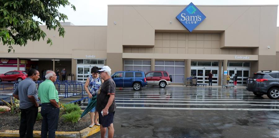 El público llegó hasta el Sam's de Rexville y se encontró que estaba cerrado. (horizontal-x3)