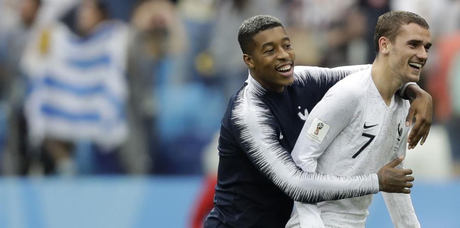 El delantero de Francia Antoine Griezmann (derecha) festeja con Presnel Kimpembe tras la victoria 2-0 ante Uruguay en los cuartos de final del Mundial en Nizhny Novgorod, Rusia. (AP) (horizontal-x3)