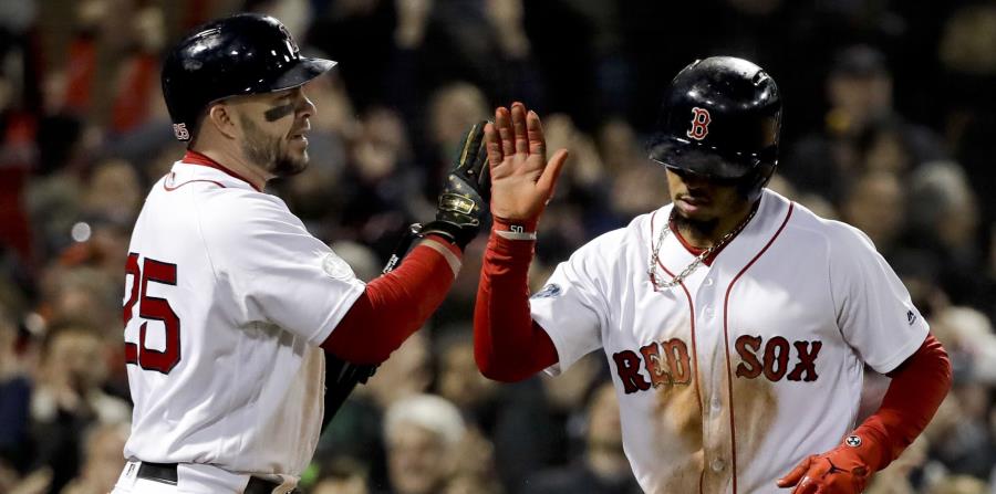 Mookie Betts es feliticado por Steve Pearce luego de anotar una carrera por Boston. (AP / David J. Phillip) (horizontal-x3)