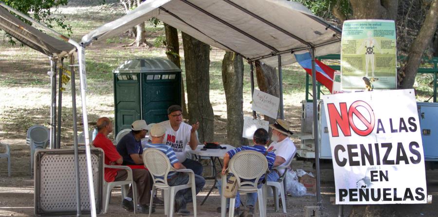 Un grupo de manifestantes en el campamento (horizontal-x3)