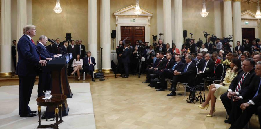 El mandatario estadounidense Donald Trump, a la izquierda, y su colega ruso Vladimir Putin participan en una conferencia de prensa al término de la reunión entre ambos en Helsinki, Finlandia, el lunes 16 de julio de 2018. (AP) (horizontal-x3)