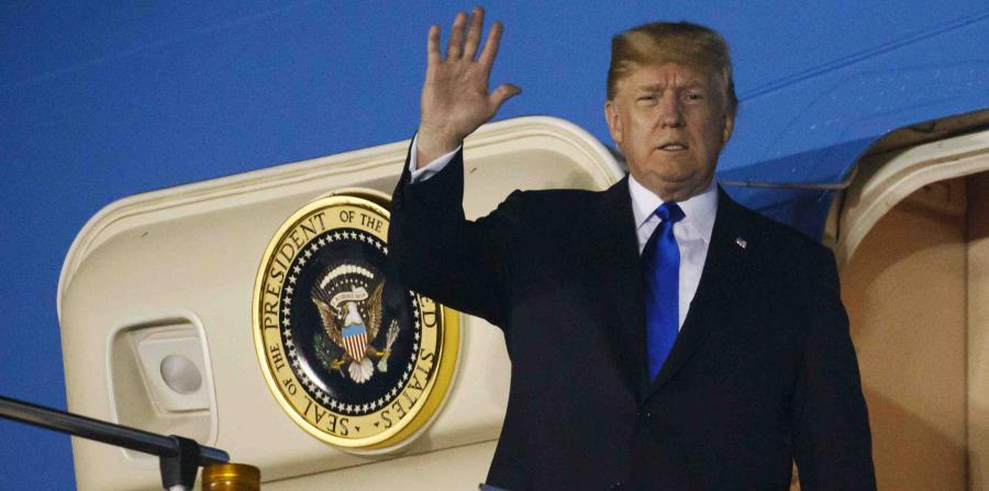 El presidente estadounidense Donald Trump llega a la base aérea Paya Lebar para una reunión con el líder norcoreano Kim Jong Un, el domingo 10 de junio de 2018, en Singapur. (AP) (horizontal-x3)