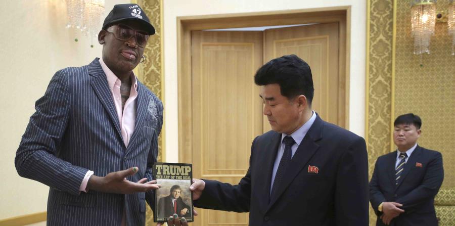 Rodman le da el libro