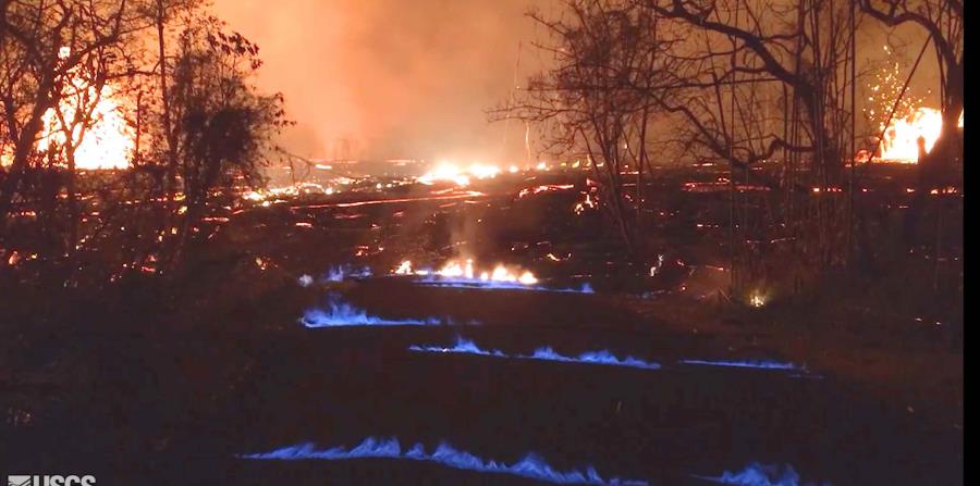 el Servicio Geológico de Estados Unidos muestra llamas de gas metano azules en el vecindario Leilani Estates en la Isla Grande de Hawái (horizontal-x3)