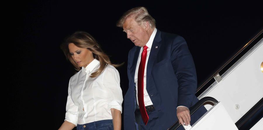 Donald y Melania Trump bajan del Air Force One tras una gira por Europa. (AP) (horizontal-x3)