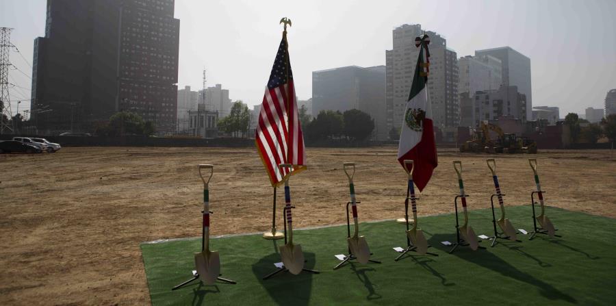 Varias palas decoradas con los colores de las banderas de México y de Estados Unidos en la ceremonia de colocación de la primera piedra (horizontal-x3)