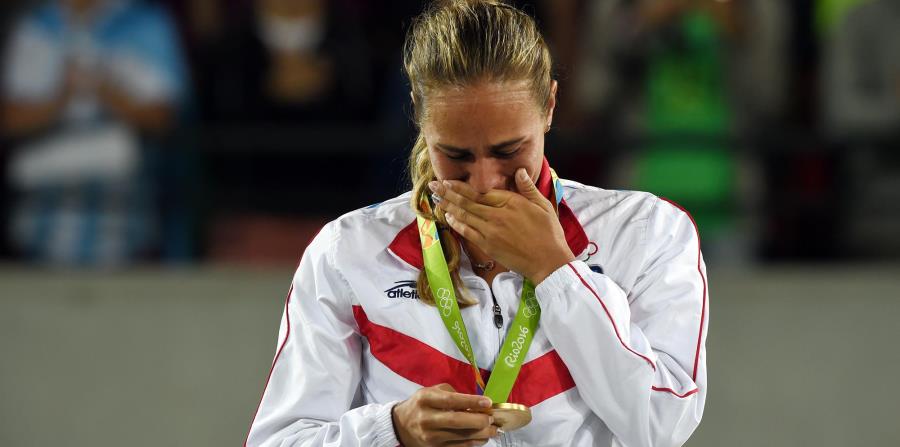 Mónica Puig no pude contener las lágrimas en el podio mientras aprecia la medalla de oro conquistada. Su presea fue la primera dorada en la historia olímpica de Puerto Rico. (horizontal-x3)