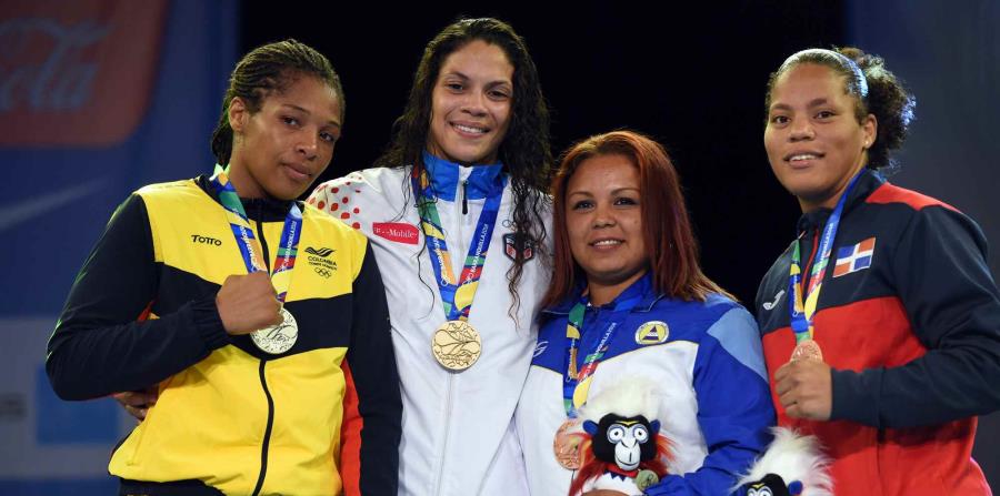 Nisa Rodríguez (centro) se impuso por decisión unánime para capturar la medalla de oro. (horizontal-x3)