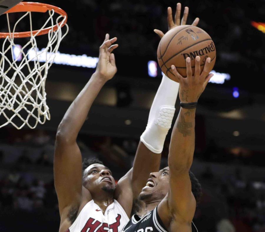 Hassan Whiteside intenta detener a DeMar DeRozan. (AP) (semisquare-x3)