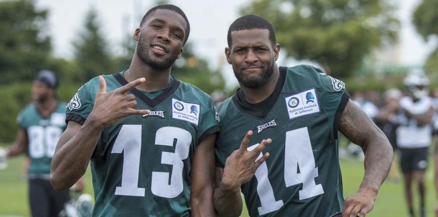 Los jugadores Nelson Agholor y Mike Wallace posan para una fotografía. (AP) (horizontal-x3)