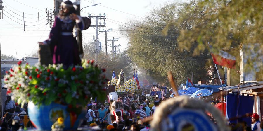 La imagen de la Virgen paseó este domingo por las calles de La Tirana, en la llamada Pampa del Tamarugal. (horizontal-x3)