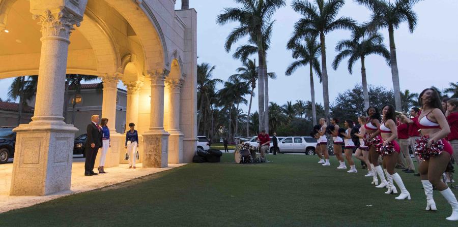 El presidente Donald Trump y la primera dama Melania Trump asisten a una presentación de la Banda Musical y las animadoras de la Universidad Atlantic de Florida en el Club Internacional de Golf Trump en West Palm Beach, Florida (horizontal-x3)
