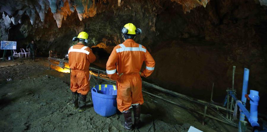 Rescatistas trabajan en la entrada de una cueva en donde 12 niños y su entrenador de fútbol desaparecieron en Mae Sai, provincia de Chiang Rai, Tailanda (horizontal-x3)