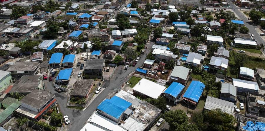 Vista aérea del barrio de Amelia, en Cataño, donde se pueden apreciar viviendas con toldos de FEMA. (AP) (horizontal-x3)