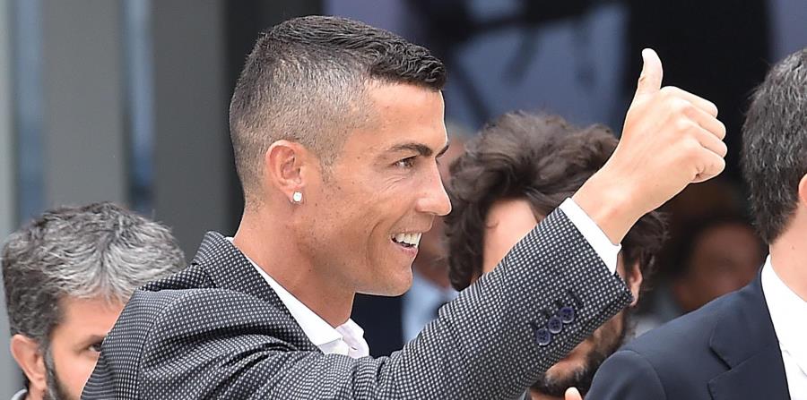 El portugués Cristiano Ronaldo saluda a su llegada al J Medical, la clínica de propiedad del Juventus, para someterse al reconocimiento médico (horizontal-x3)